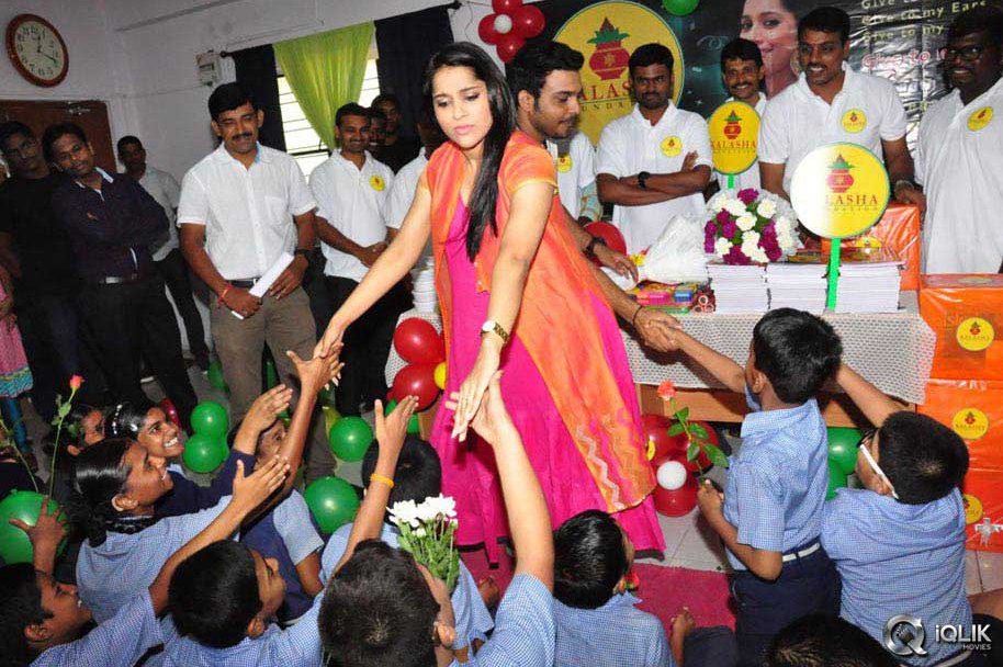 Rashmi-Goutham-And-Getup-Srinu-At-Akshara-Kalasha-Foundation